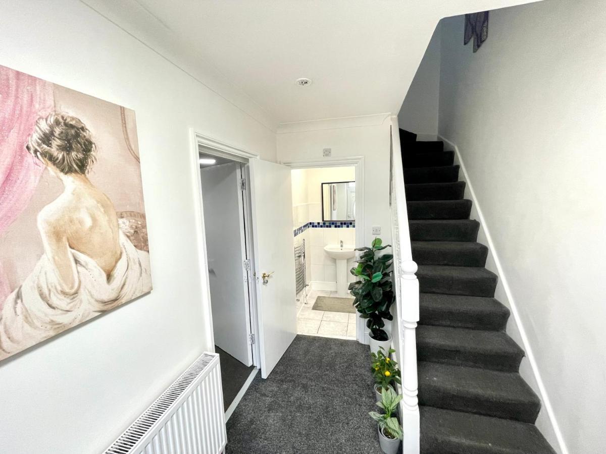 4 Bedrooms House, 3 Bathrooms , Separate Reception, Full Kitchen, Garden, Parking Holiday home