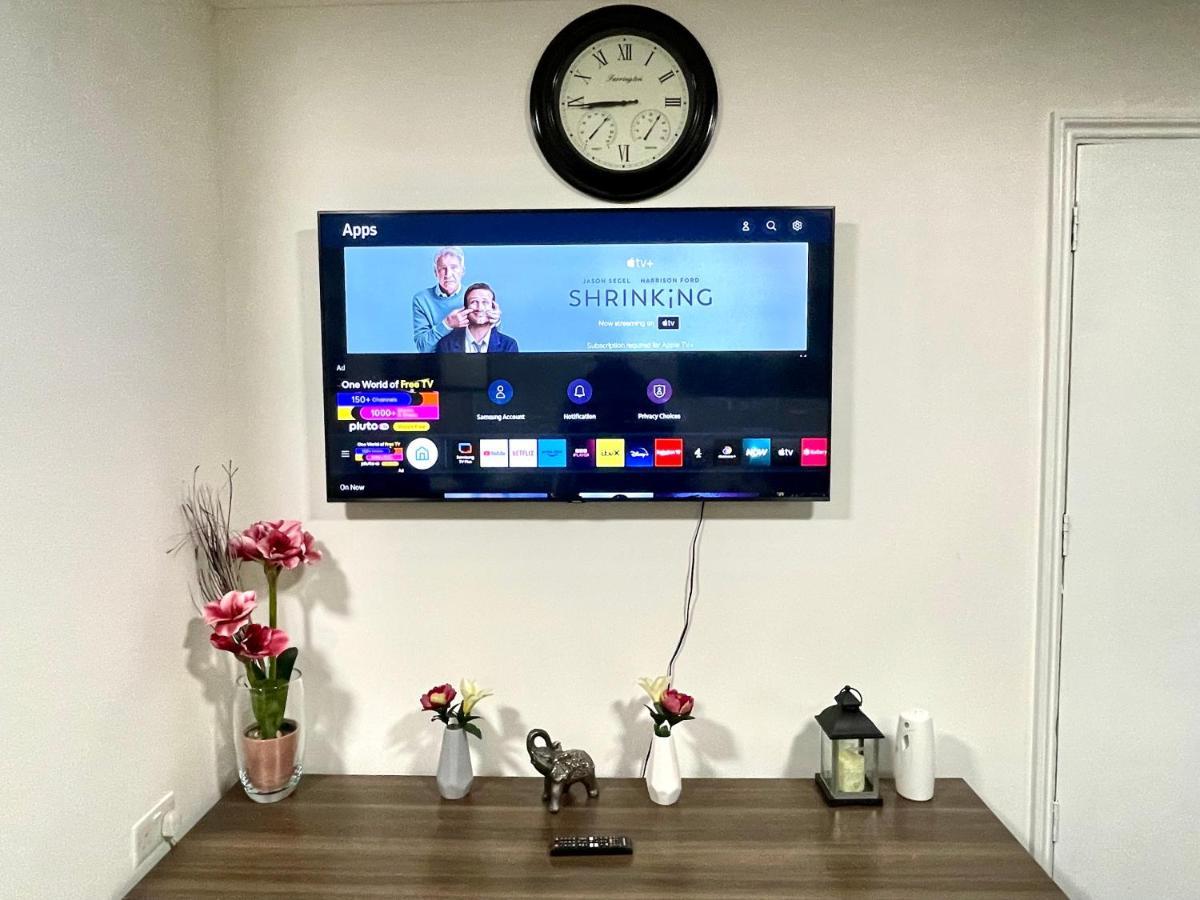 Holiday home 4 Bedrooms House, 3 Bathrooms , Separate Reception, Full Kitchen, Garden, Parking London