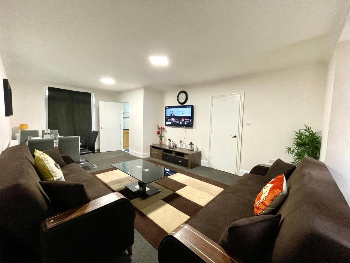 Holiday home 4 Bedrooms House, 3 Bathrooms , Separate Reception, Full Kitchen, Garden, Parking *
