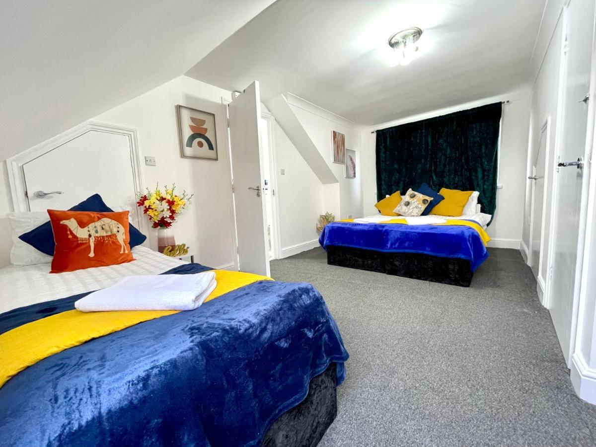4 Bedrooms House, 3 Bathrooms , Separate Reception, Full Kitchen, Garden, Parking * London