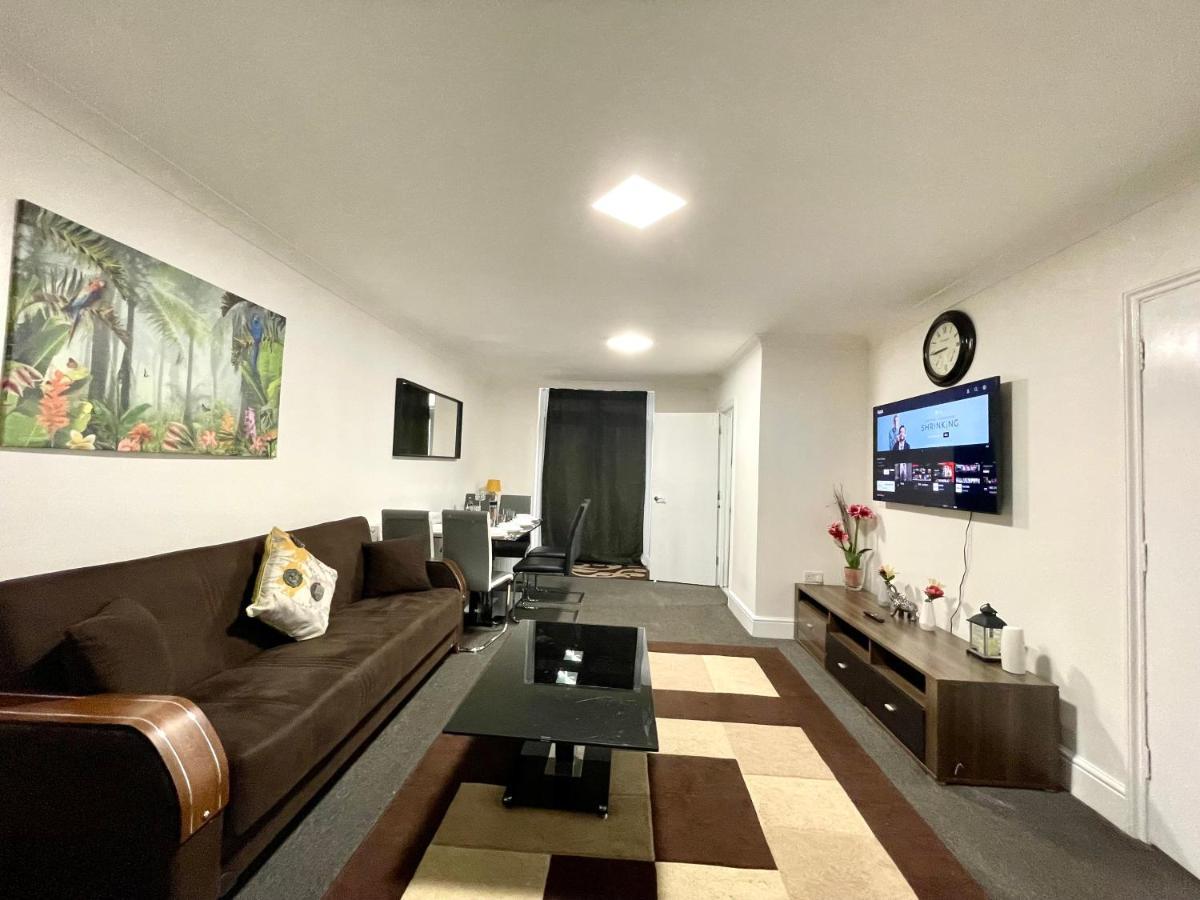 Holiday home 4 Bedrooms House, 3 Bathrooms , Separate Reception, Full Kitchen, Garden, Parking *