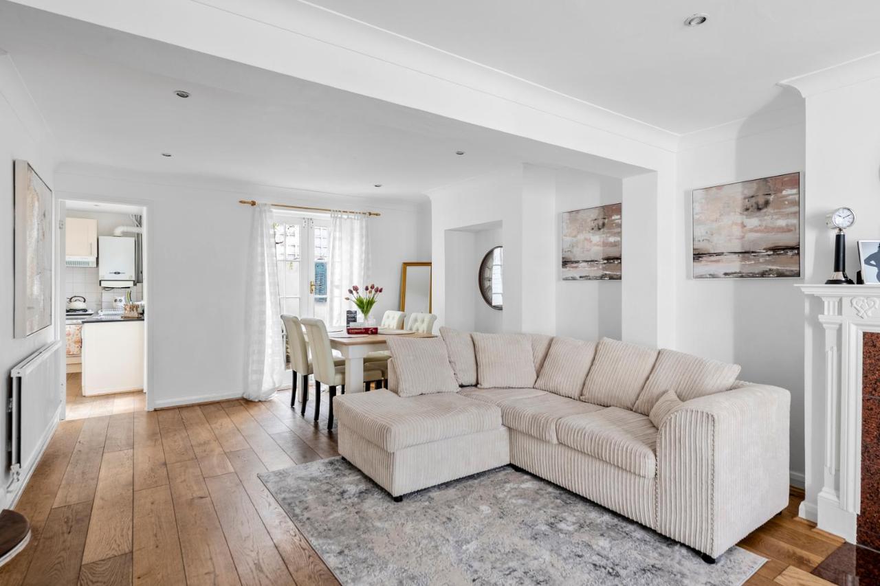 Kensington Two Floor Mews House * Londen