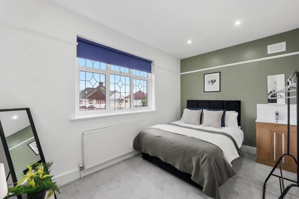 Holiday home 4 Bedroom House Free Off Street Parking Walking Distance To Kensal Rise Station