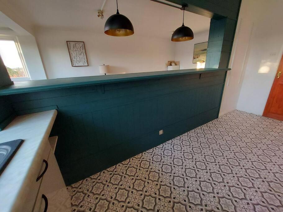 Apartment 2 Bed Flat, Bounds Green, Piccadilly Line, N11 *