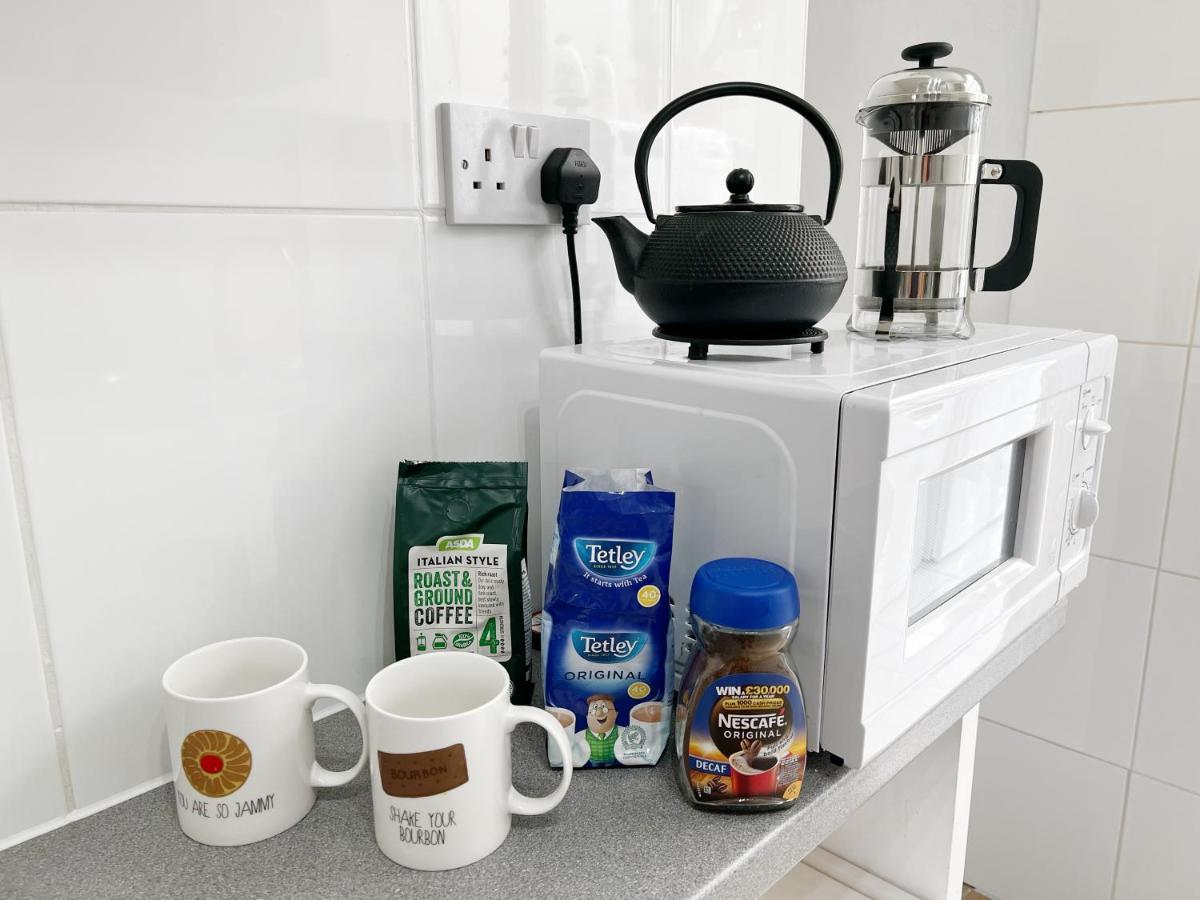 Gasthof Luxurious House Near Excel- Air Conditioning, 9 Beds, 2 Baths, Garden, Fast Wifi London