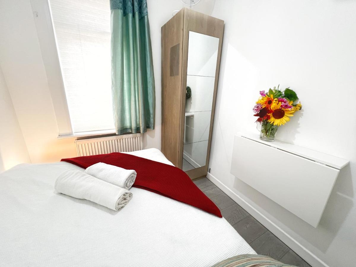 Luxurious House Near Excel- Air Conditioning, 9 Beds, 2 Baths, Garden, Fast Wifi Gasthof *