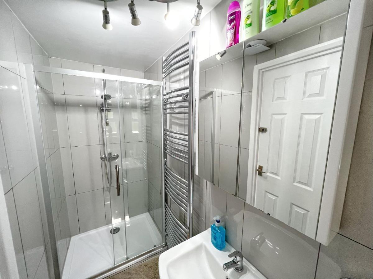 Luxurious House Near Excel- Air Conditioning, 9 Beds, 2 Baths, Garden, Fast Wifi Gasthof *