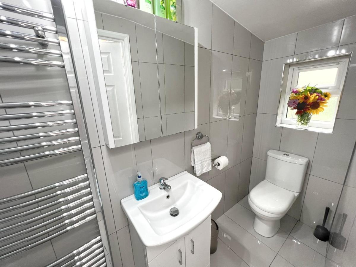 Luxurious House Near Excel- Air Conditioning, 9 Beds, 2 Baths, Garden, Fast Wifi London