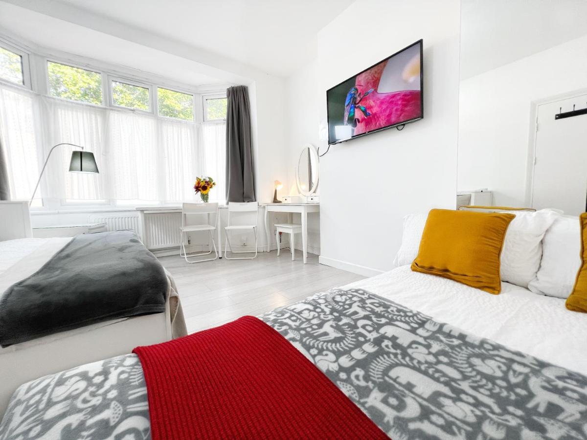 Luxurious House Near Excel- Air Conditioning, 9 Beds, 2 Baths, Garden, Fast Wifi Gasthof London