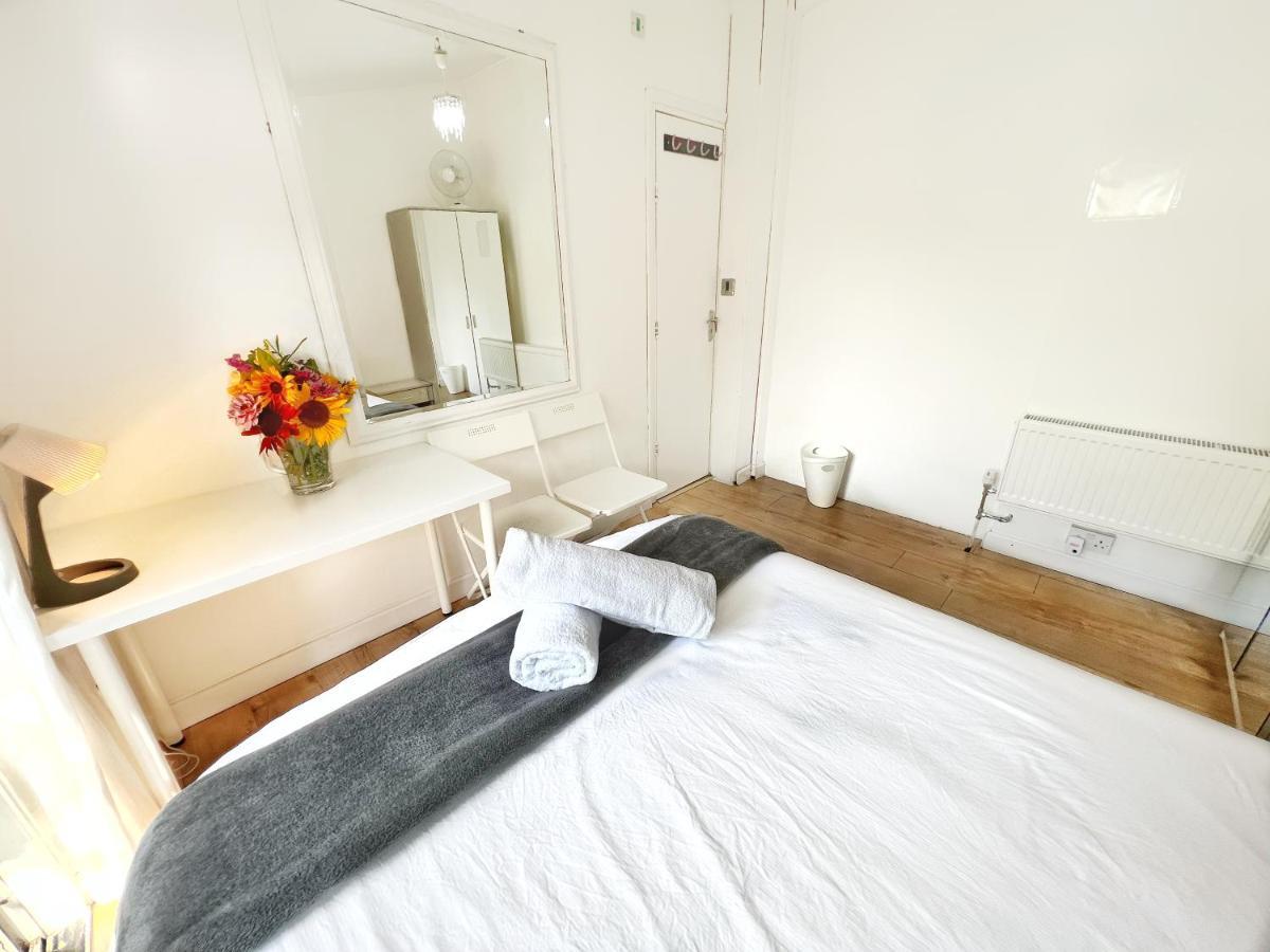Gasthof Luxurious House Near Excel- Air Conditioning, 9 Beds, 2 Baths, Garden, Fast Wifi *