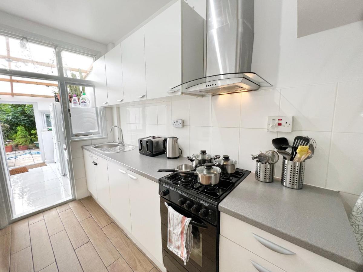 Gasthof Luxurious House Near Excel- Air Conditioning, 9 Beds, 2 Baths, Garden, Fast Wifi *