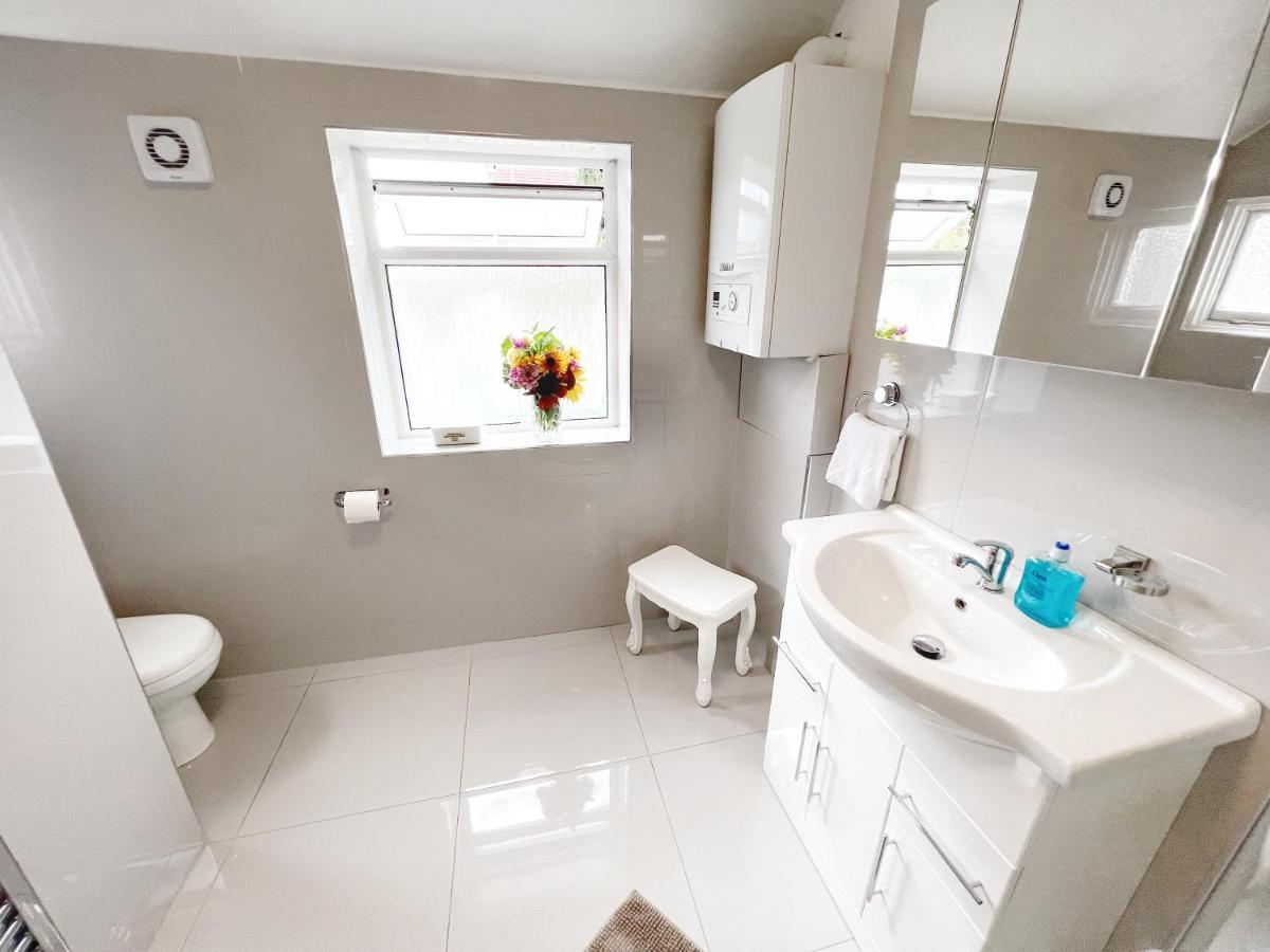 Luxurious House Near Excel- Air Conditioning, 9 Beds, 2 Baths, Garden, Fast Wifi Gasthof *