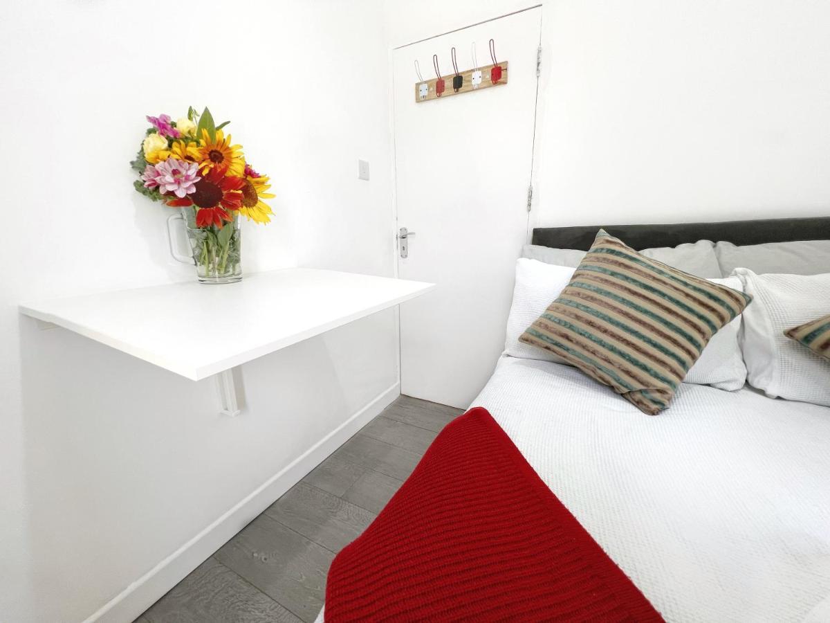 Gasthof Luxurious House Near Excel- Air Conditioning, 9 Beds, 2 Baths, Garden, Fast Wifi *