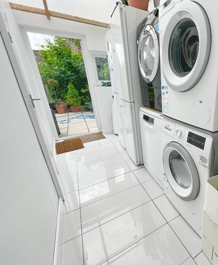 Luxurious House Near Excel- Air Conditioning, 9 Beds, 2 Baths, Garden, Fast Wifi Gasthof *