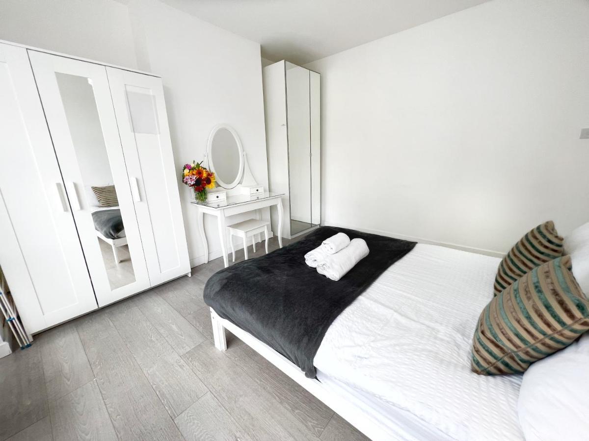 Luxurious House Near Excel- Air Conditioning, 9 Beds, 2 Baths, Garden, Fast Wifi London