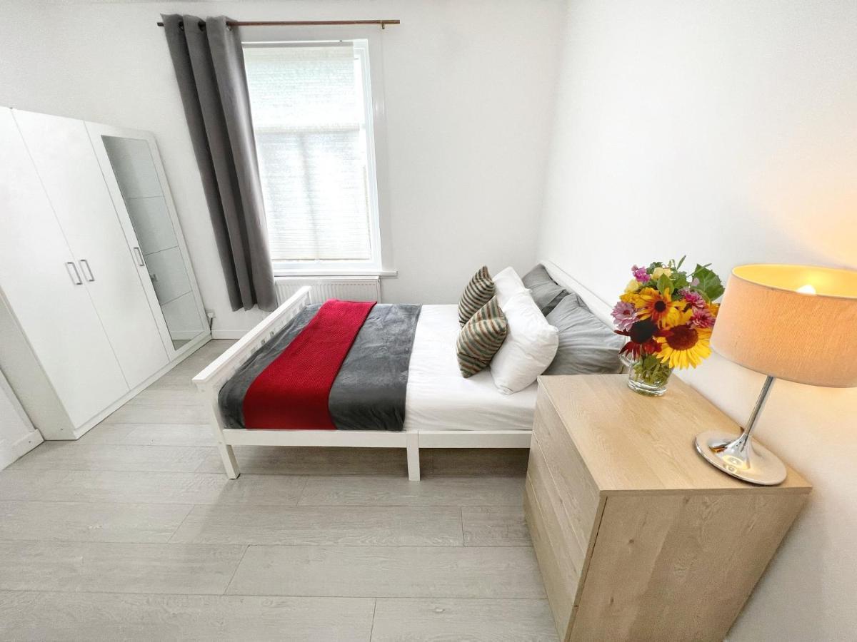 Luxurious House Near Excel- Air Conditioning, 9 Beds, 2 Baths, Garden, Fast Wifi Gasthof *