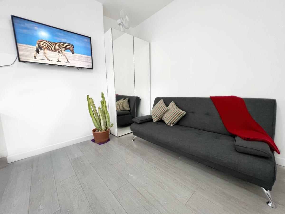Luxurious House Near Excel- Air Conditioning, 9 Beds, 2 Baths, Garden, Fast Wifi London