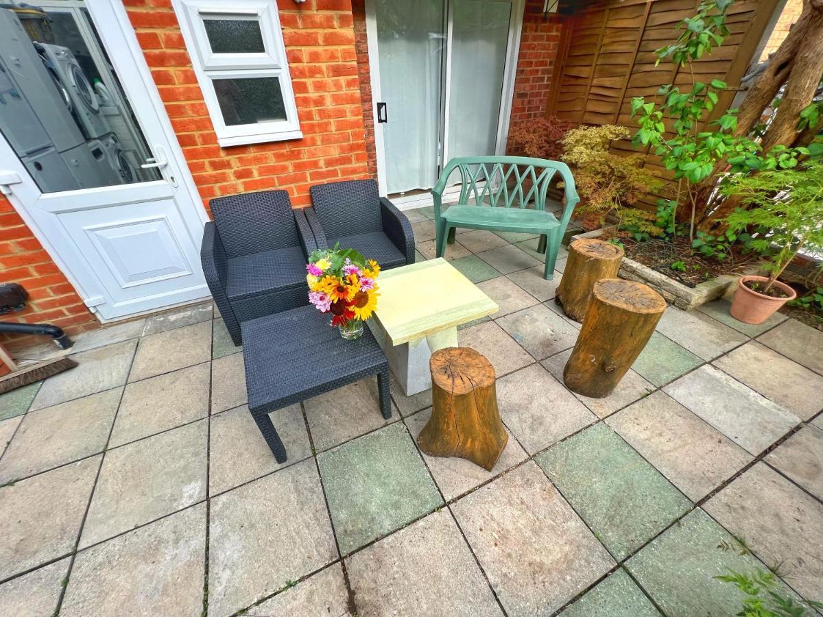 Gasthof Luxurious House Near Excel- Air Conditioning, 9 Beds, 2 Baths, Garden, Fast Wifi London