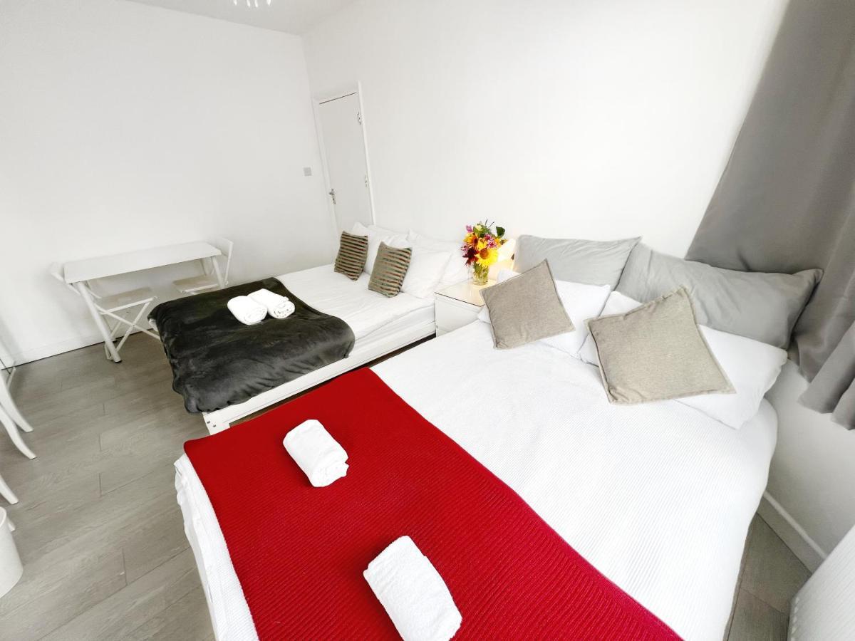 Gasthof Luxurious House Near Excel- Air Conditioning, 9 Beds, 2 Baths, Garden, Fast Wifi