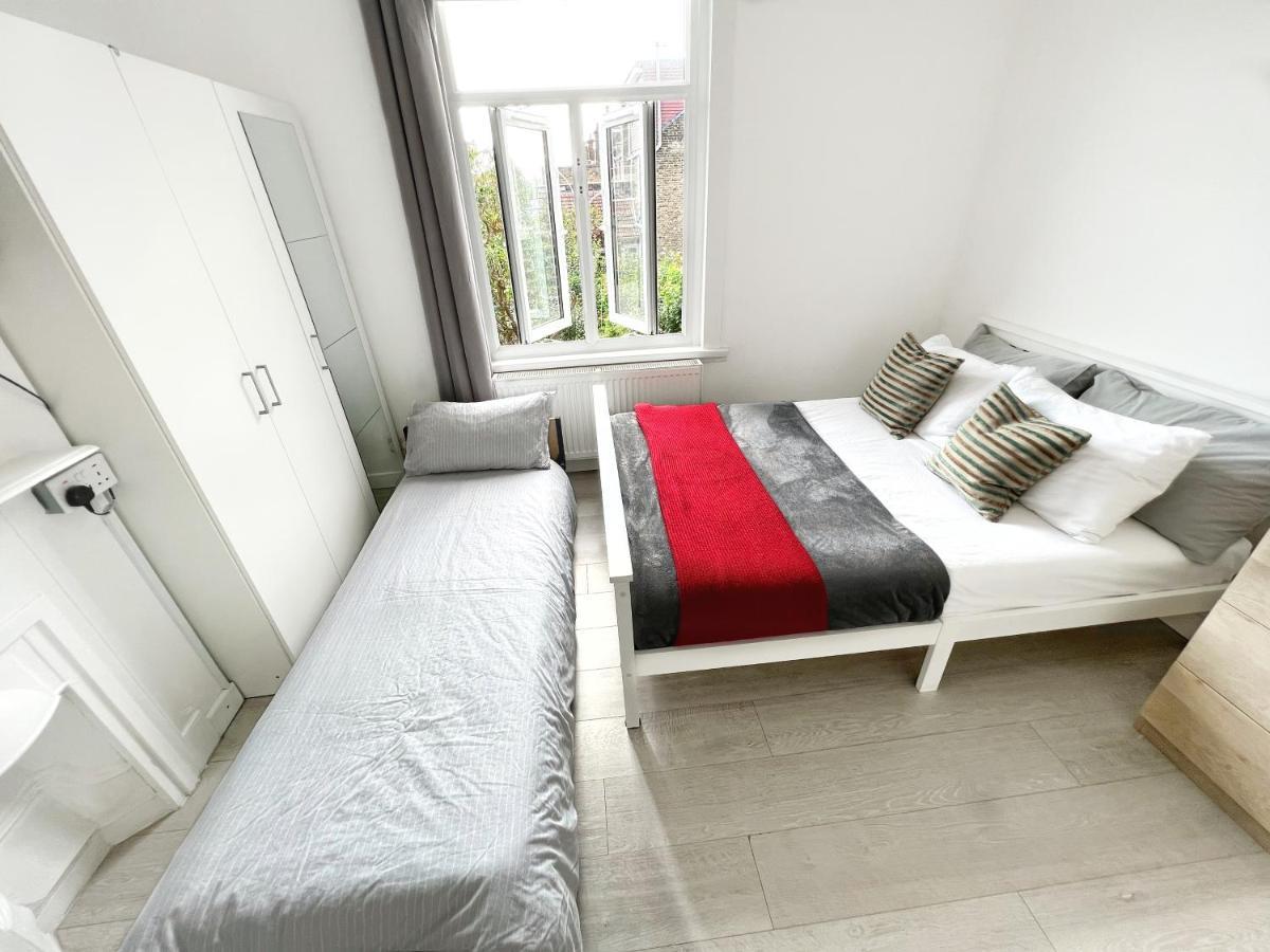 Luxurious House Near Excel- Air Conditioning, 9 Beds, 2 Baths, Garden, Fast Wifi Gasthof *