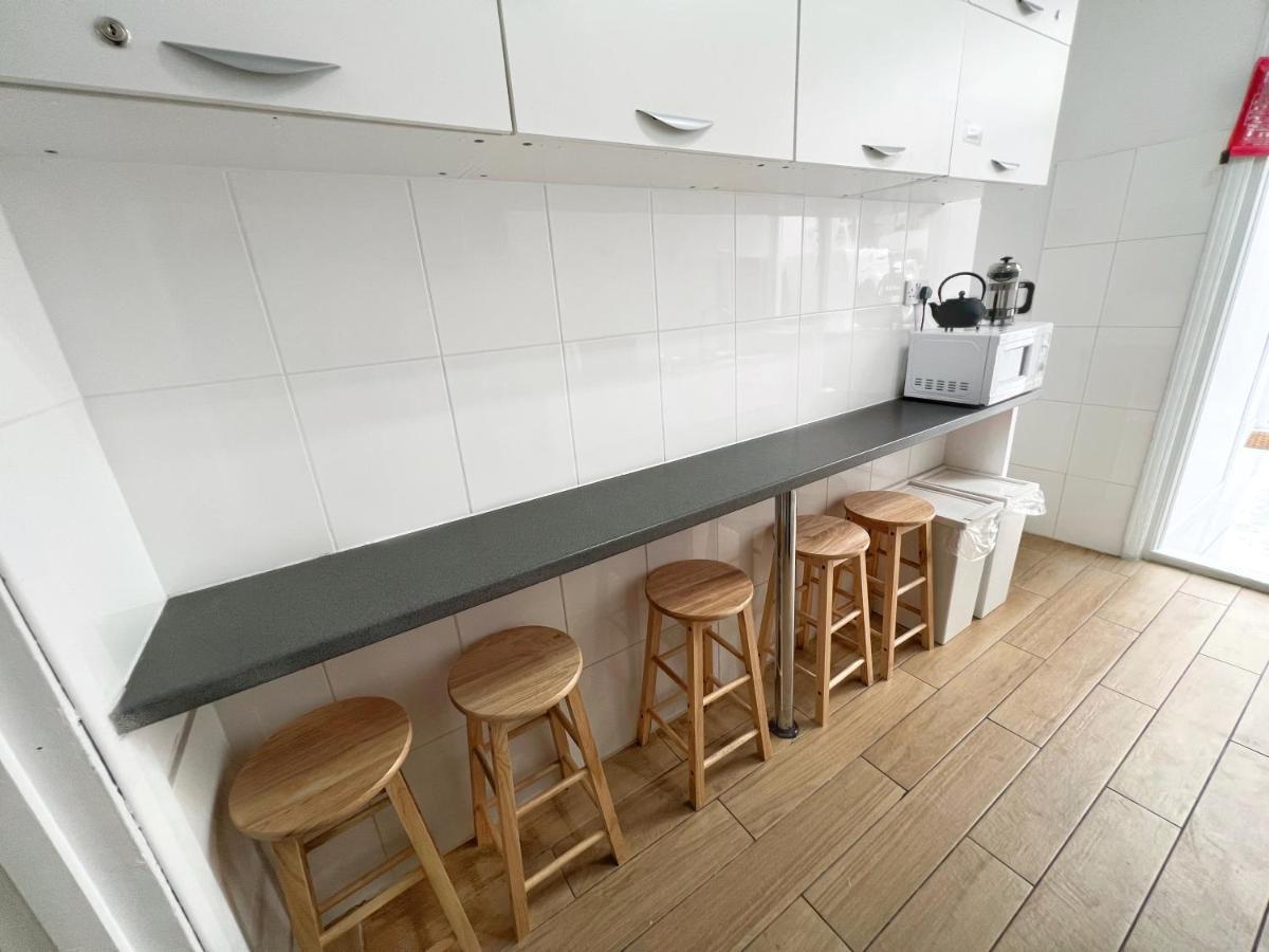 Luxurious House Near Excel- Air Conditioning, 9 Beds, 2 Baths, Garden, Fast Wifi Gasthof London
