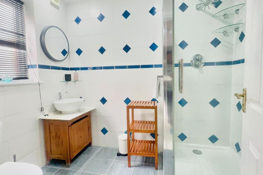 Amazing Location - Of London- 2 Bedroom Stunning Canal View House With Private Garden,parking & Balcony Londres