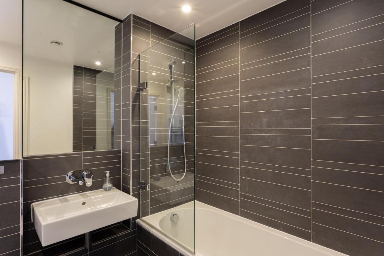 2 Bed 2 Bath Penthouse With Amazing Views With Free Parking Londen
