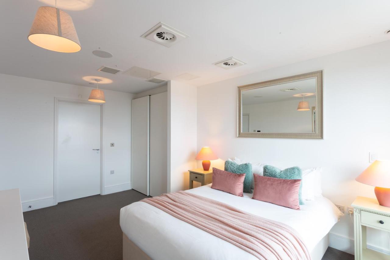 2 Bed 2 Bath Penthouse With Amazing Views With Free Parking Londen