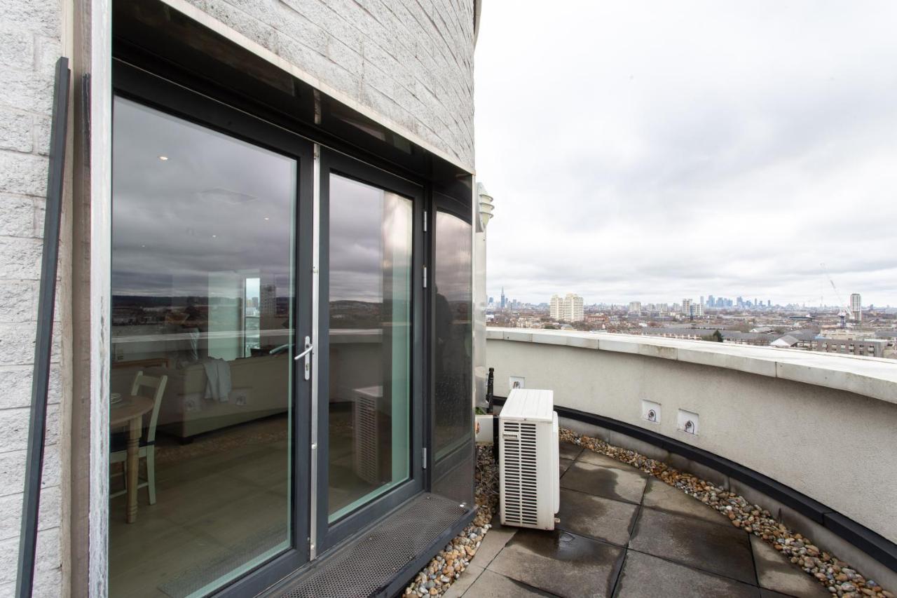2 Bed 2 Bath Penthouse With Amazing Views With Free Parking Londen