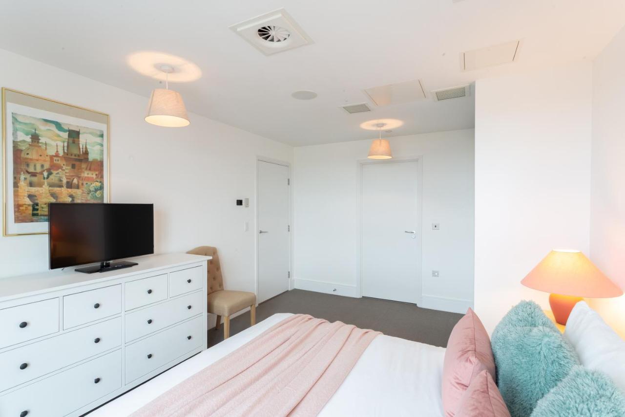 2 Bed 2 Bath Penthouse With Amazing Views With Free Parking Appartement Londen