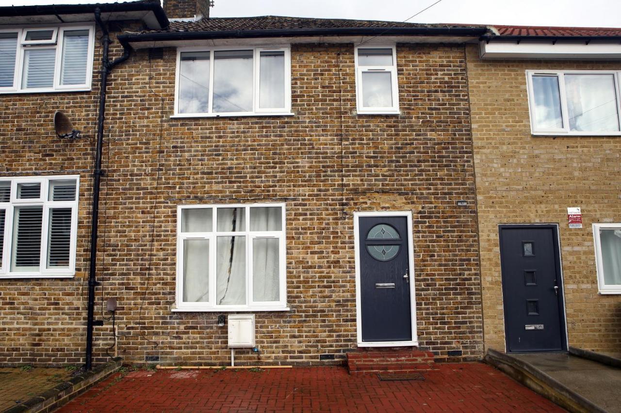 Family-friendly 3-bed House With Parking Near O2 Apartment London