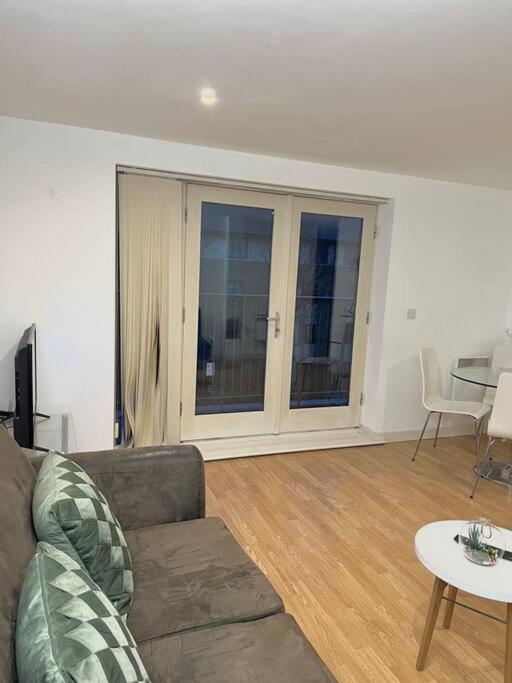 New Build 2 Bedroom With 2 Bath, Apartamento Londres