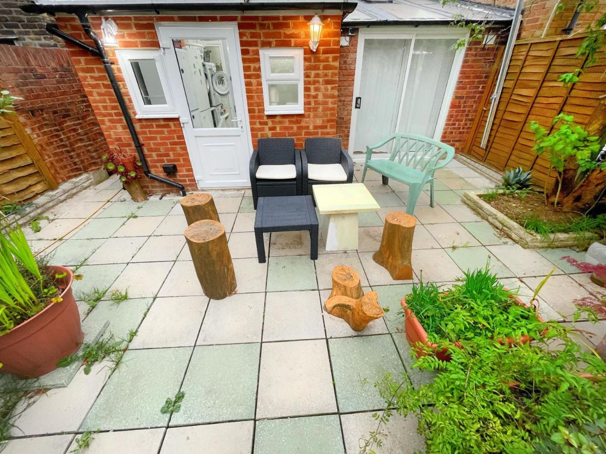 Luxurious House Near Excel- Air Conditioning, 9 Beds, 2 Baths, Garden, Fast Wifi Gasthof London