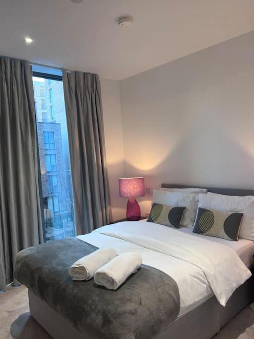 Lovely 2 Bed In Royal Wharf Appartement *