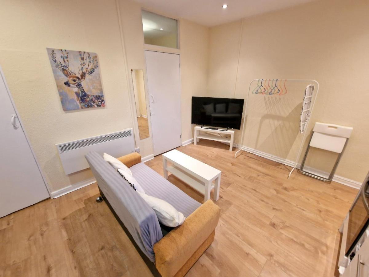 Appartement Super Studio With Two Bedrooms - Five Minutes From The Station!