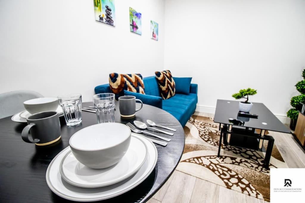 Weekly & Monthly - Beautiful 2 Bed House With Free Parking - Relocation, Business & Group - 5 Guests - By Den Short Lets & Serviced Accommodation, Woolwich