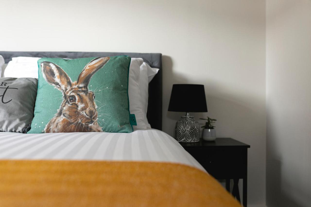Skyvillion - Cozy Large 4 & 1 Bed In Enfield, Mins To Tube Station, Free Wi-fi *
