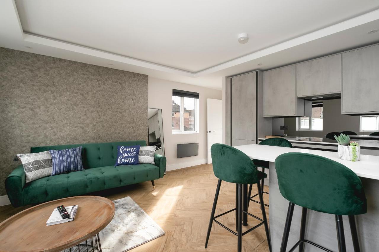 Skyvillion - Cozy Large 4 & 1 Bed In Enfield, Mins To Tube Station, Free Wi-fi Appartement