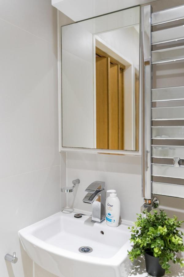 Appartement Chic 3 Bed Near Bridge With Balcony