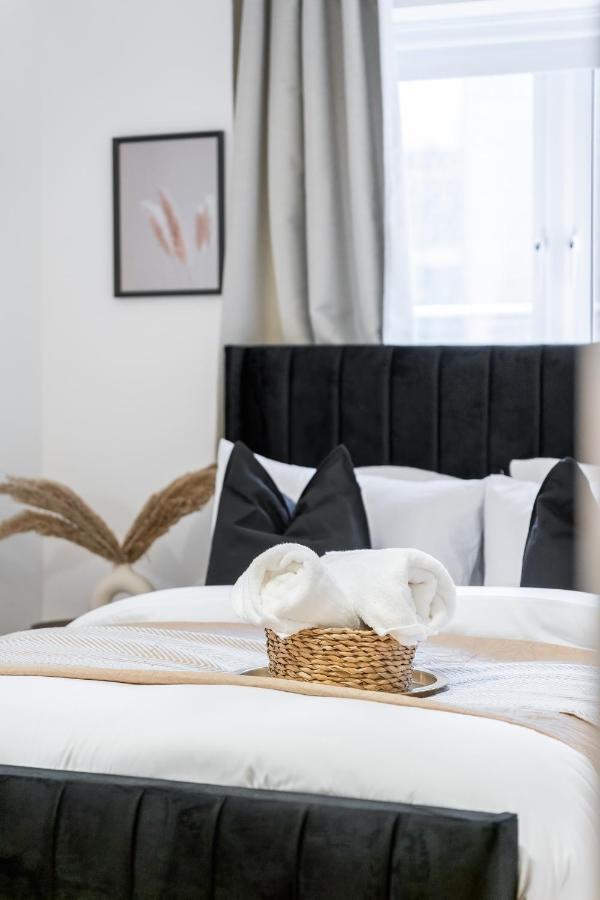 Appartement Chic 3 Bed Near Bridge With Balcony Londen