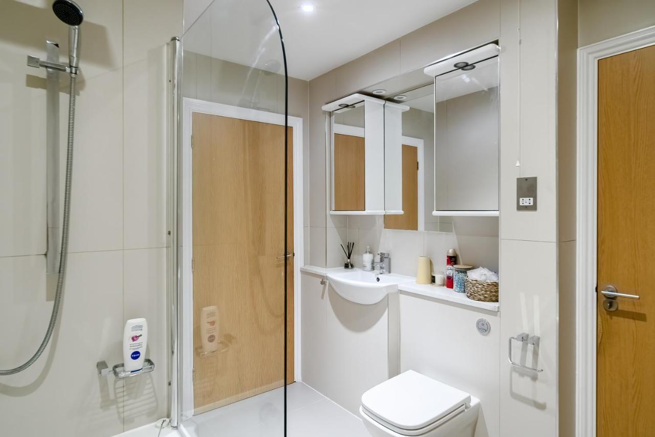 Chic 3 Bed Near Bridge With Balcony Appartement Londen