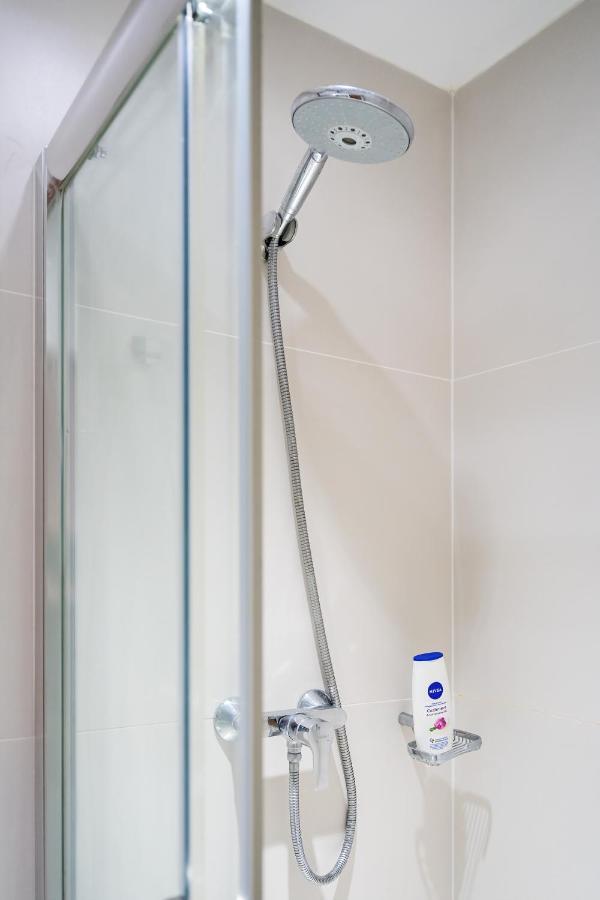 Chic 3 Bed Near Bridge With Balcony Londen