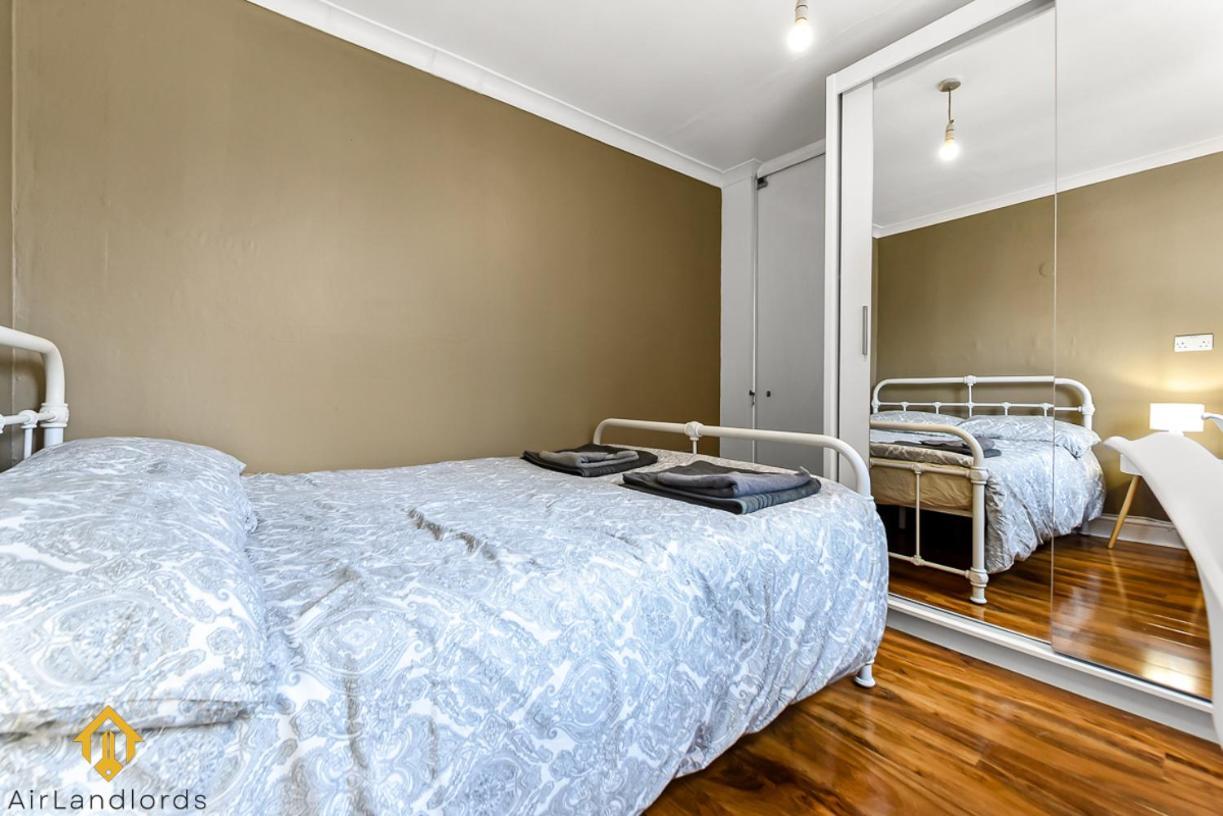 Charming River View 3 Bedroom In The Heart Of Apartment London