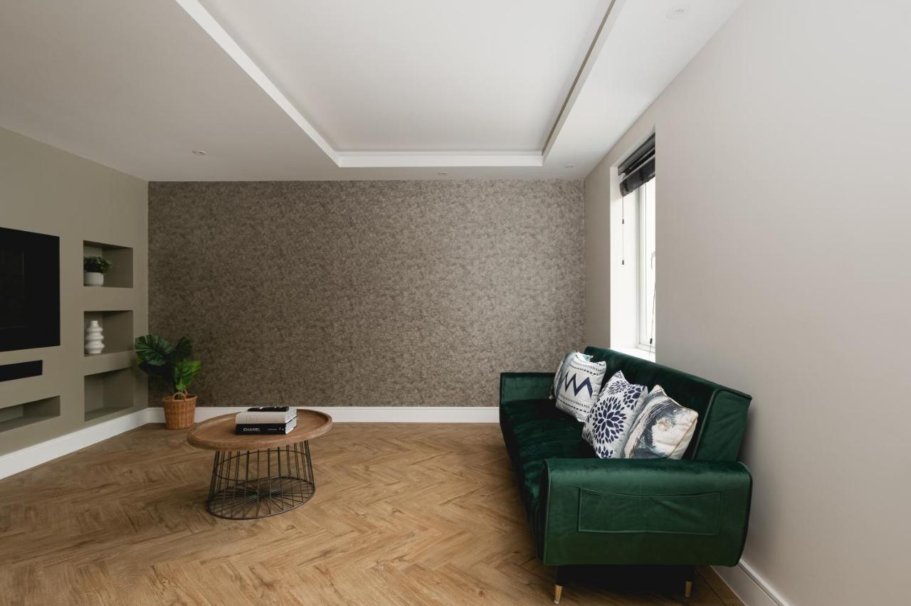 Skyvillion - Cozy Large 4 & 1 Bed In Enfield, Mins To Tube Station, Free Wi-fi * Londres