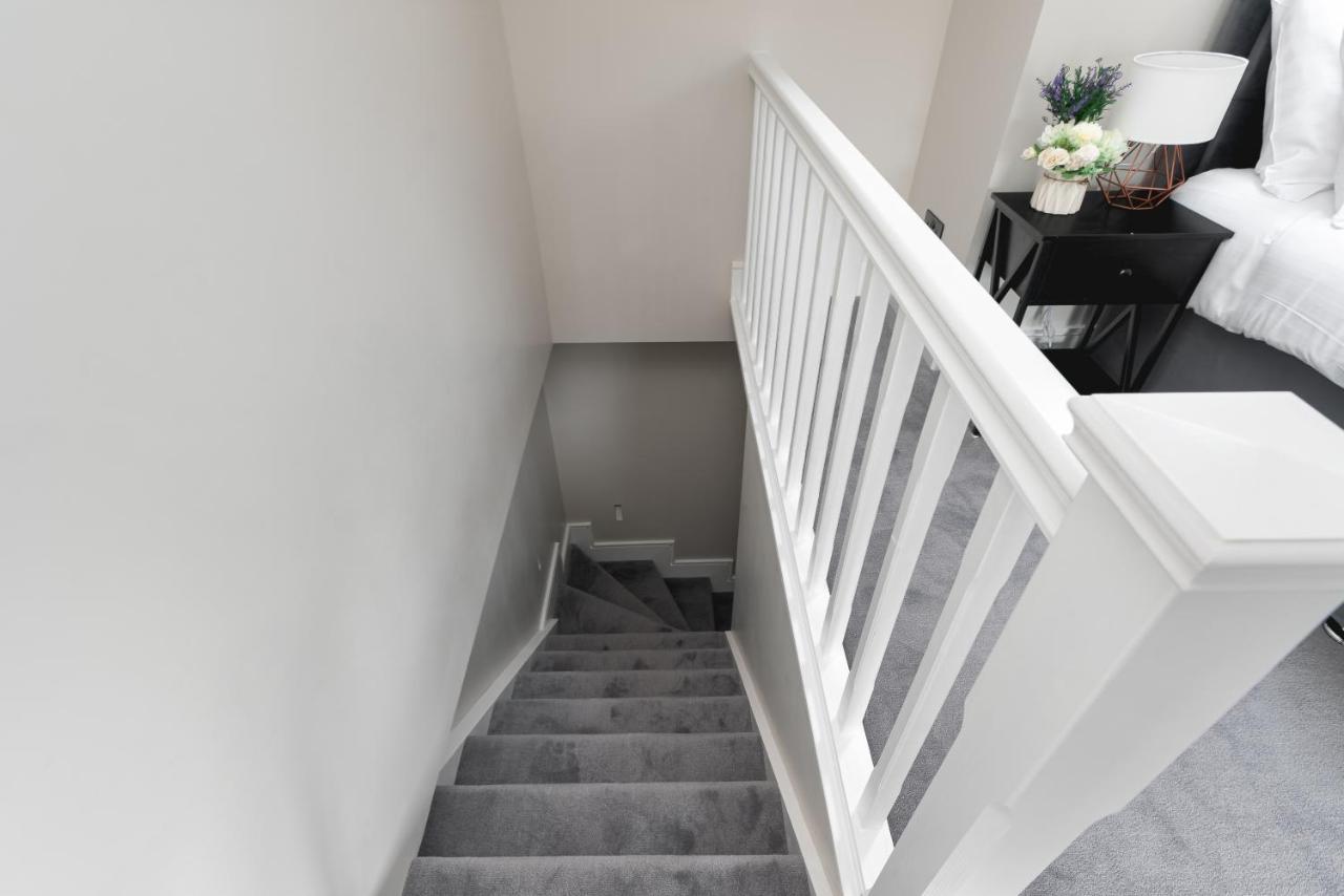 Skyvillion - Cozy Large 4 & 1 Bed In Enfield, Mins To Tube Station, Free Wi-fi Appartement