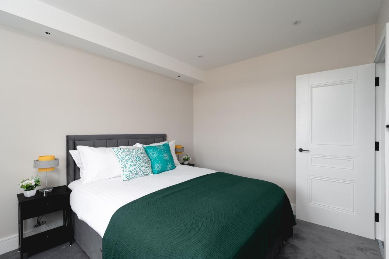 Skyvillion - Cozy Large 4 & 1 Bed In Enfield, Mins To Tube Station, Free Wi-fi Appartement