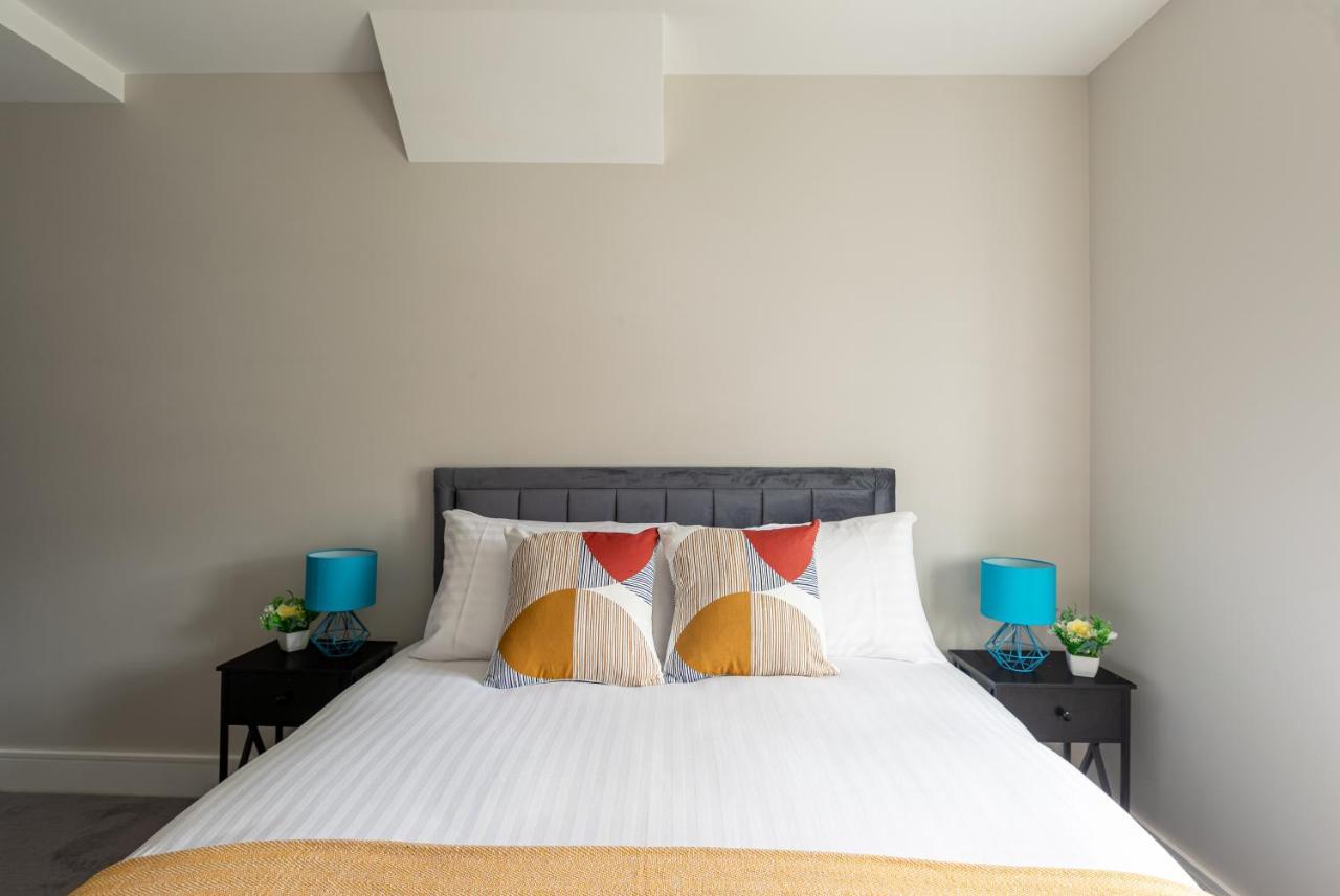 Skyvillion - Cozy Large 4 & 1 Bed In Enfield, Mins To Tube Station, Free Wi-fi Appartement *