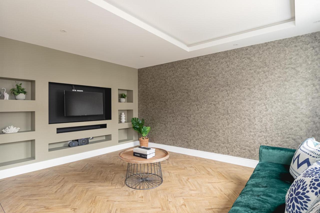 Skyvillion - Cozy Large 4 & 1 Bed In Enfield, Mins To Tube Station, Free Wi-fi * Londres