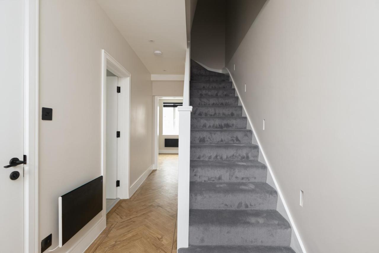 Skyvillion - Cozy Large 4 & 1 Bed In Enfield, Mins To Tube Station, Free Wi-fi *
