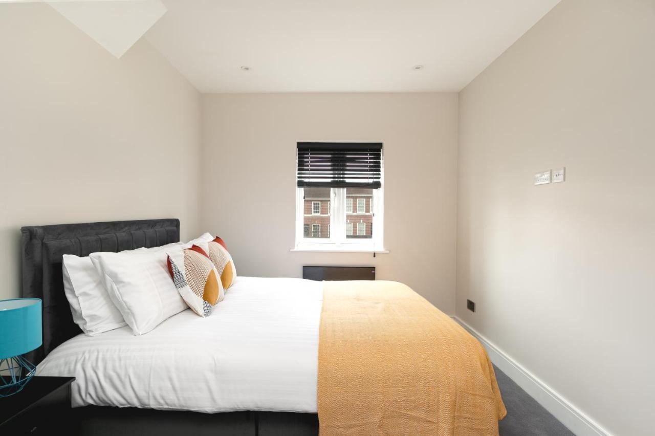 Skyvillion - Cozy Large 4 & 1 Bed In Enfield, Mins To Tube Station, Free Wi-fi Londres